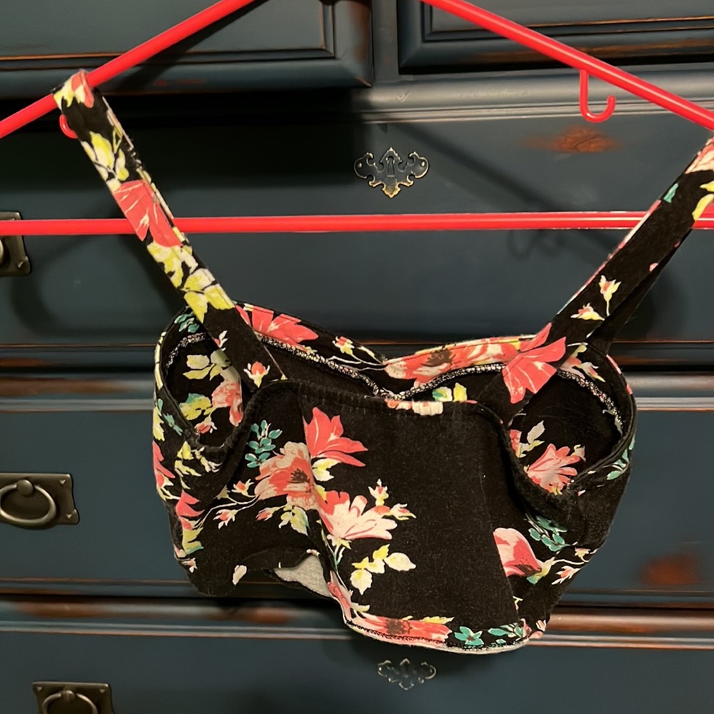 Black floral crop top